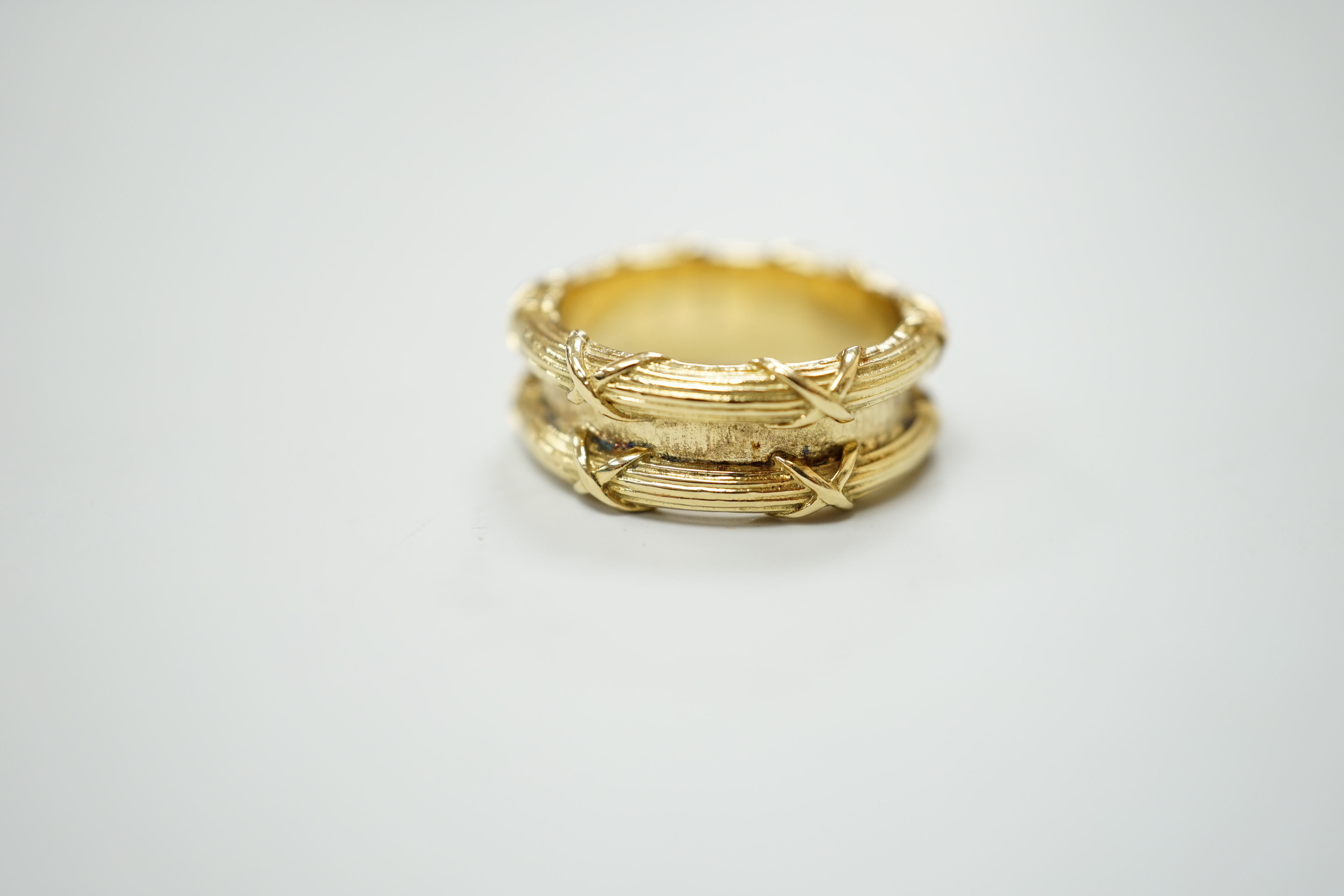 A Theo Fennell 18ct gold ring with two ribbon tied reeded bands, hallmarked for 2001, size M, 9.8 grams